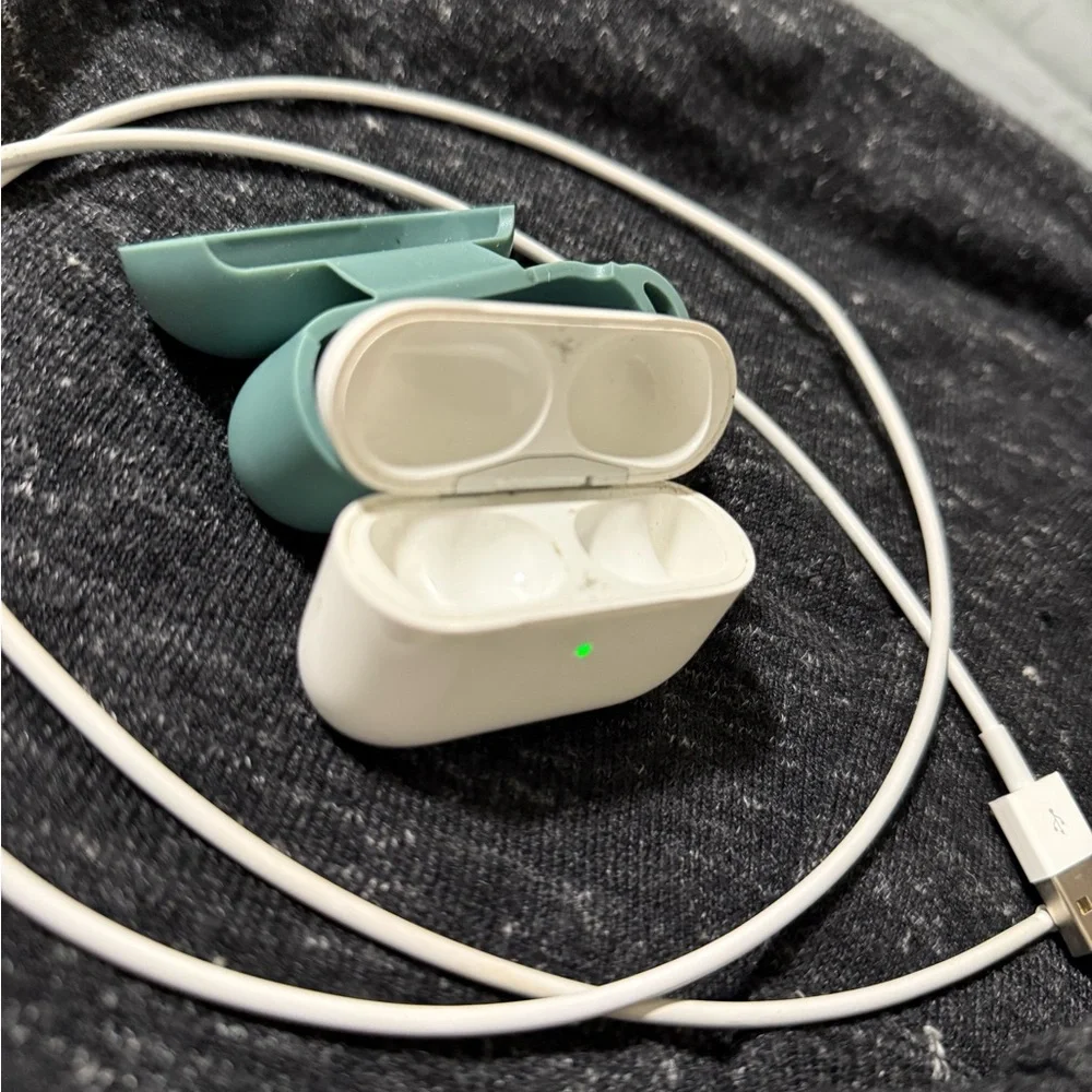 Apple White Wireless Charger with Green Case